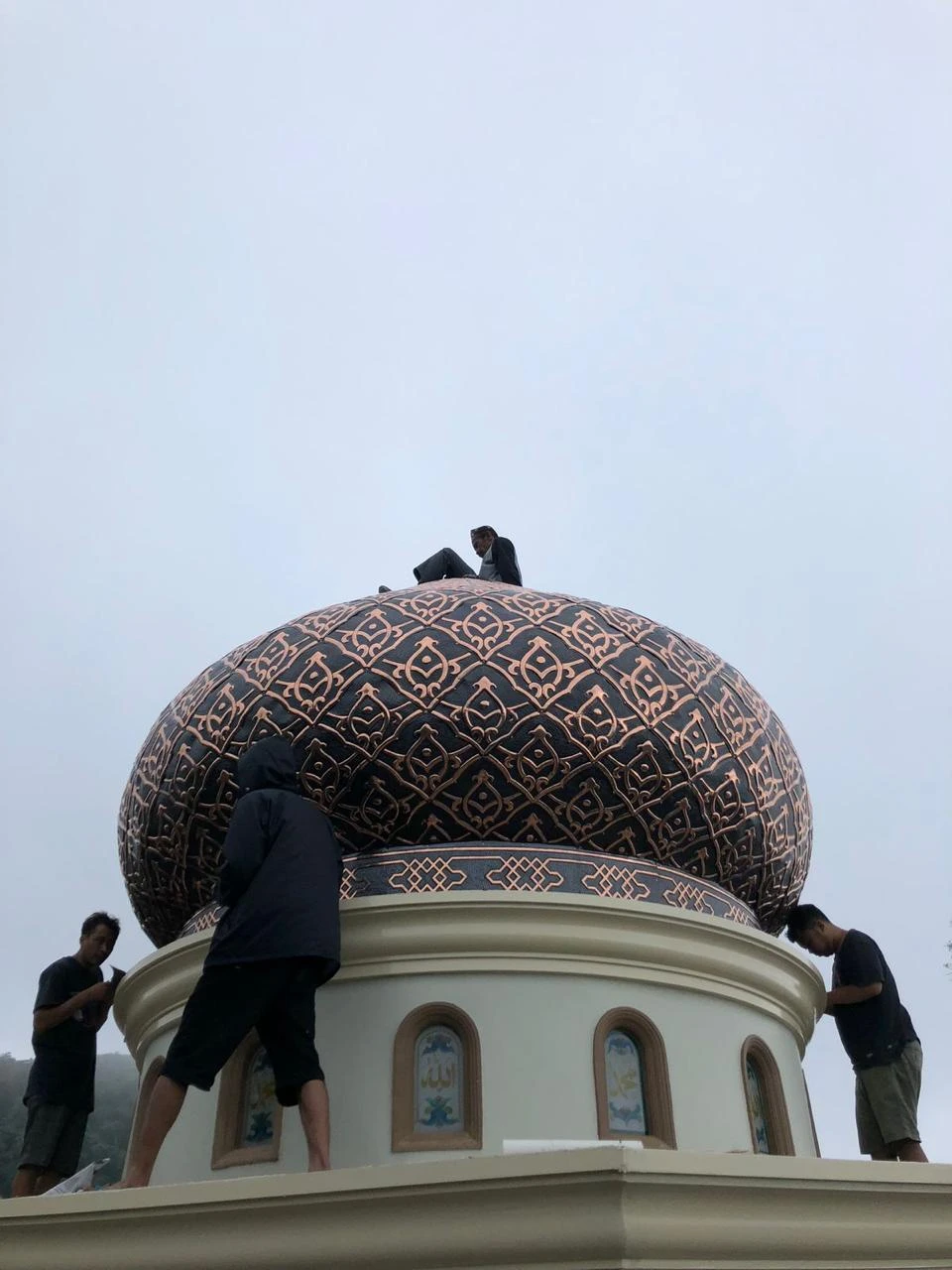 Kubah masjid tembaga dengan ukiran detail